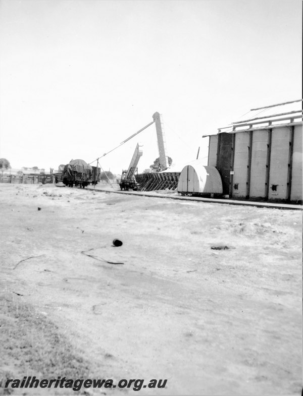 P22917
Wheat silos, loader, conveyor, trackside view
