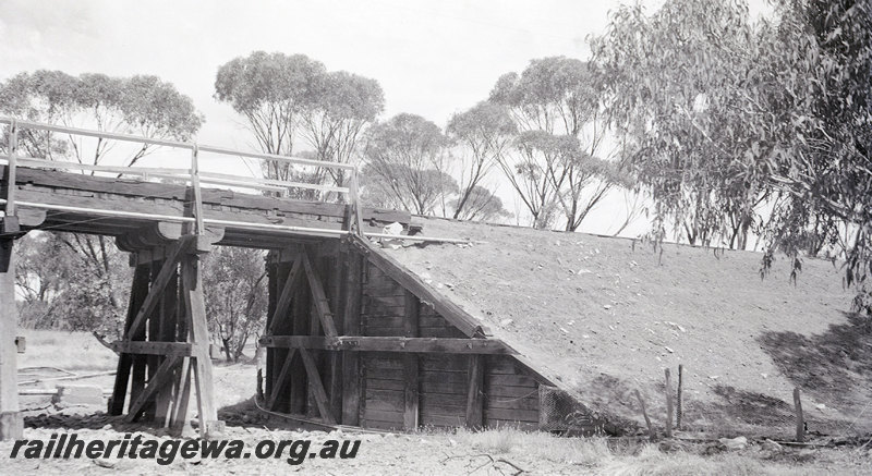 P22918
Wooden trestle bridge, embankment, river bed, view from riverbank
