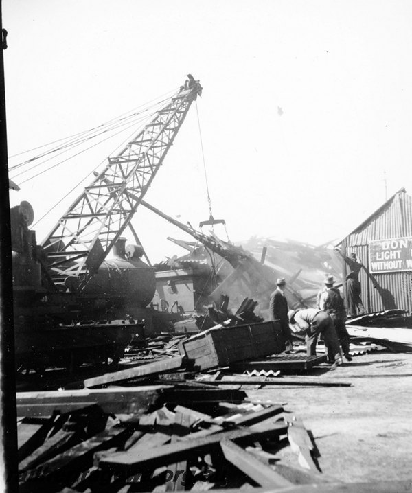 P22919
Collapse of Running Shed at Midland ER line on 27 September 1940 1 of 2, steam locomotive, breakdown crane lifting debris, shed with 