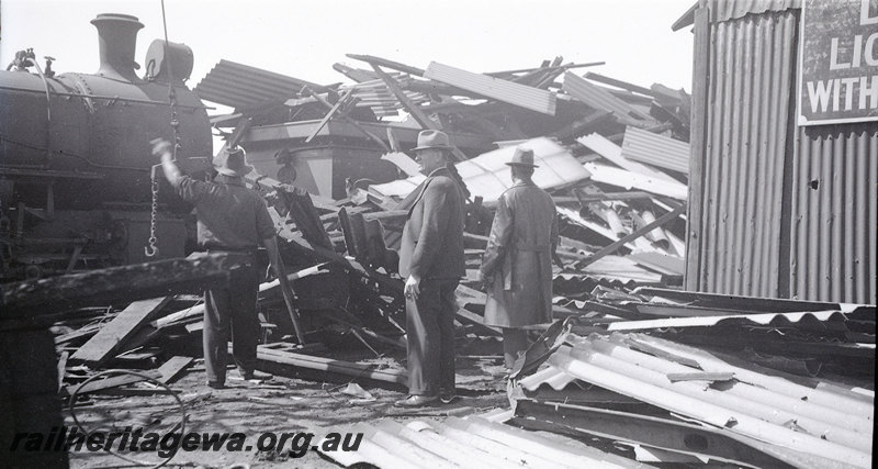 P22920
Collapse of Running Shed at Midland ER line on 27 September 1940 2 of 2, steam locomotive (part), wreckage, worker, supervisors, shed (part), ground level view
