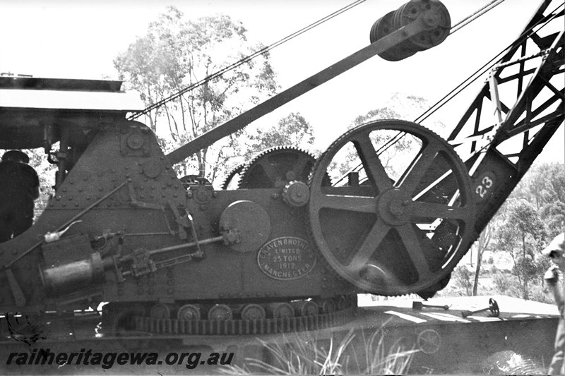 P22962
25 ton Cravens crane winding mechanism being used to re-rail B class 8985 cattle wagon
