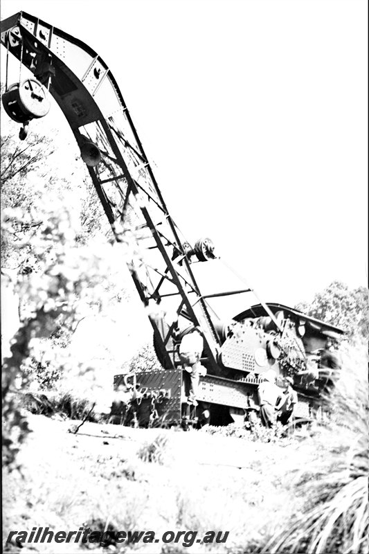 P22964
25 ton Cravens crane being used to re-rail B class 8985 cattle wagon, front and side view
