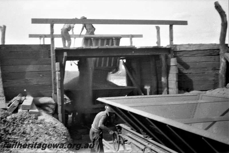 P22989
Eradu bridge Greenough River construction.NR line.
