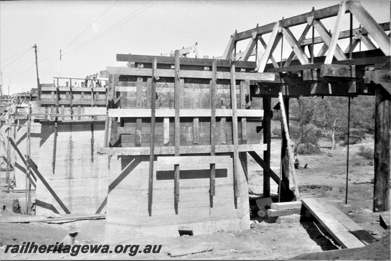 P22998
Eradu bridge Greenough River construction. NR line
