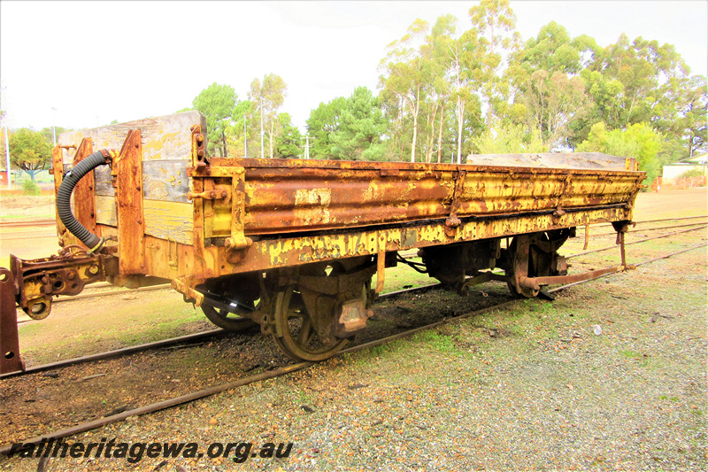 P23027
HCL class  20512, bush background, Dwellingup, PN line, end and side view
