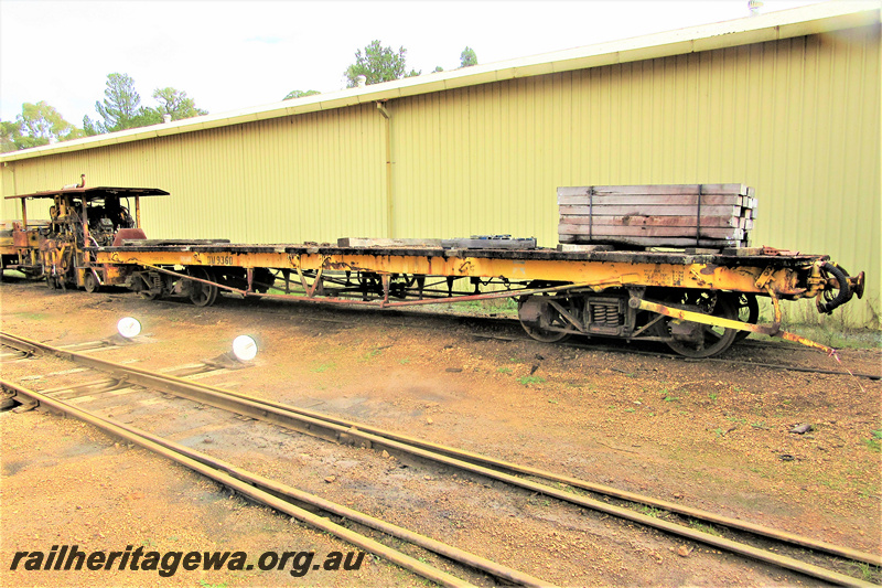 P23028
QM class  9360 showing truss rods, building, points, point levers, Dwellingup, PN line, side and end view
