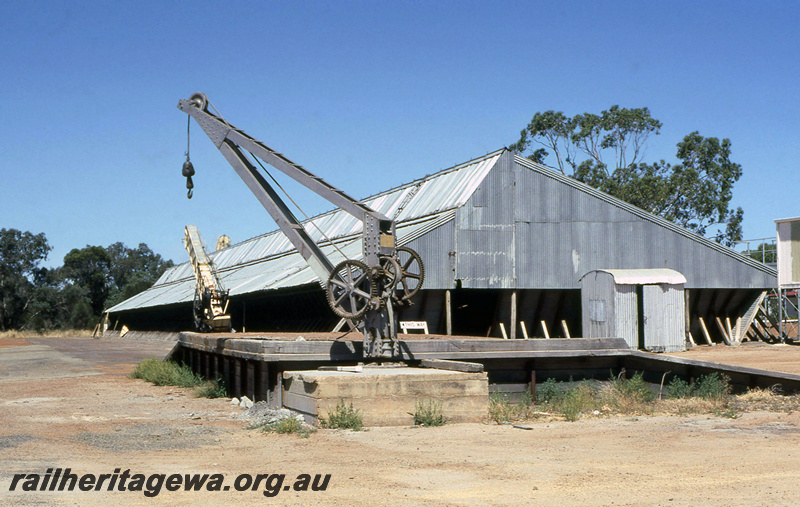P23043
Wheat shed, fixed crane on concrete block, loading ramp, Borden, TO line, view from ground level
