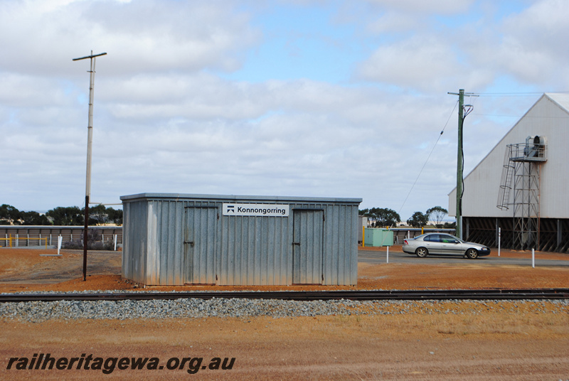 P23049
Shed with station nameboard, end of wheat bin, track, Konnongorring, EM line, track level view
