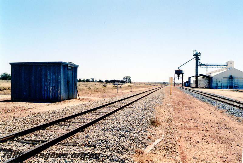 P23055
Trackside shed, wheat bin, conveyor, overhead loader, tracks, Ejanding, KBR line, track level view
