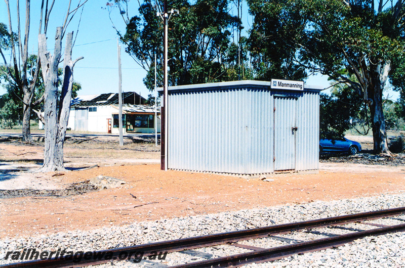 P23056
Shed with station nameboard, store, track, road, Manmanning, KBR line, trackside view
