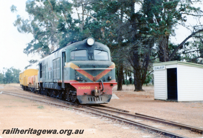 P23067
X class 1002, wagon, van, station shed with sign, points, trees, Qualeup, DK line, side and front view
