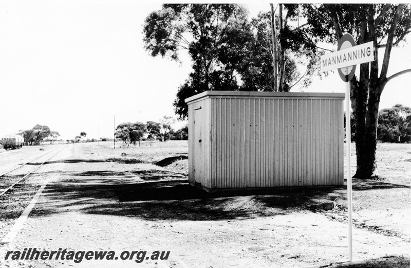 P23075
Trackside shed, station nameboard, track, trees, Manmanning, KBR line, trackside view
