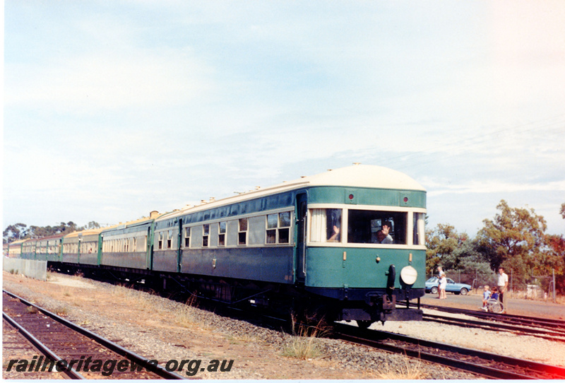 P23091
AN class 413, other passenger carriages, on tour train, Steamfest 1988, onlookers, passengers, side and end view
