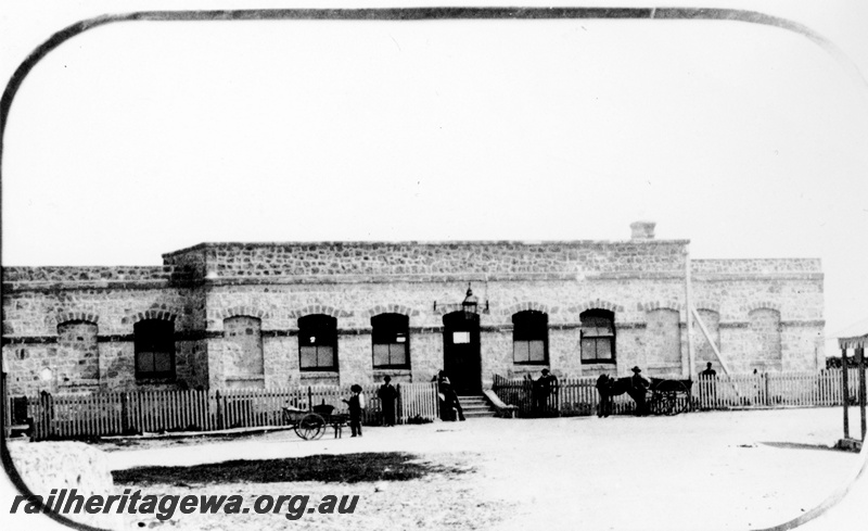 P23094
Station building, horse drawn carriage, people, Fremantle, ER line, view of faade from roadside

