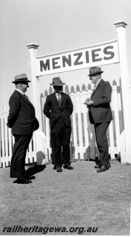 P23113
Station nameboard, three railway officials, Menzies, KL line, ground level view
