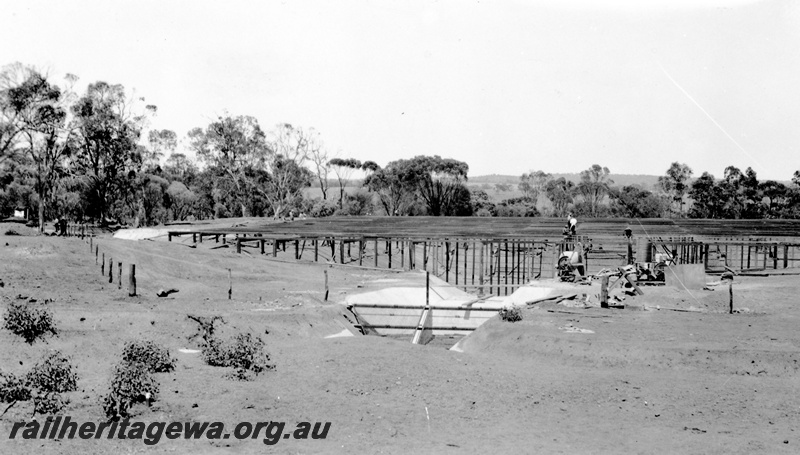 P23134
Railway dam , roofing , under construction, overview of framing
