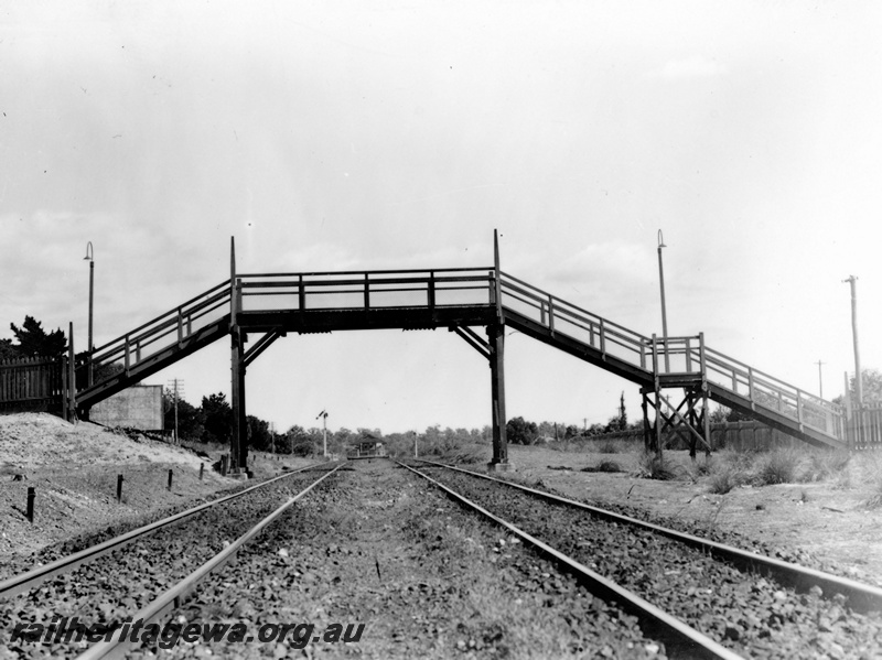 P23142
Overhead footbridge, tracks, Daglish, ER line, view from tracks

