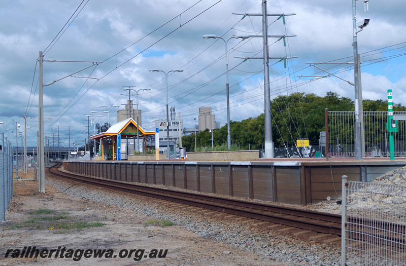 P23210
Station building, platforms, silos in background, Welshpool SWR line, view from trackside
