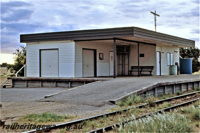 P23212
Station building, platform, ramp, Dongara DE line, view from track level
