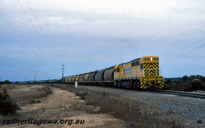 P23220
Q class 304, on train of hopper wagons, crew training, Burracoppin, EGR line, side and front view
