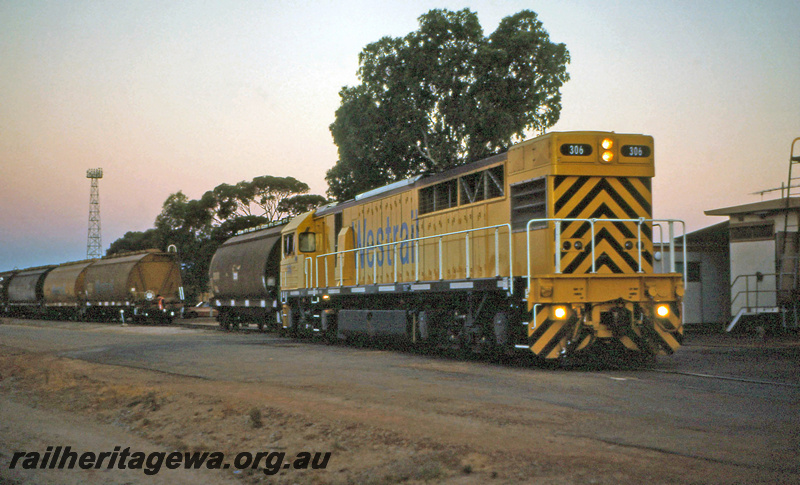 P23221
Q class 306, shunting grain wagons, light tower, West Merredin, EGR line, side and end view
