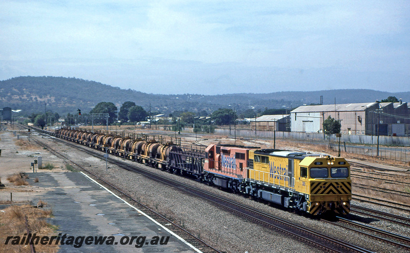 P23223
L class 275, Q class 307, double heading freight train, industrial buildings and hills in background, Midland, ER line, side and front view
