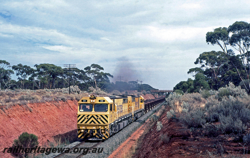 P23224
Q class 310, Q class 311, double heading iron ore train, cutting, Binduli South, EGR line, front and side view
