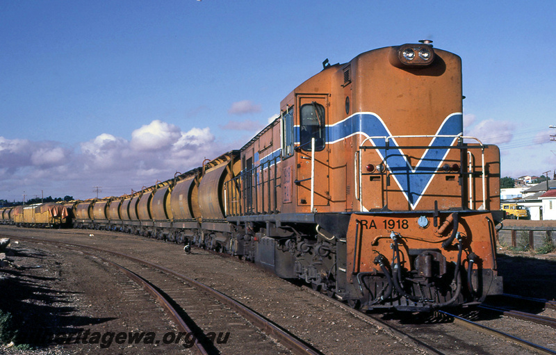 P23229
RA class 1918 on mineral sands train, Geraldton, GA line, side and front view
