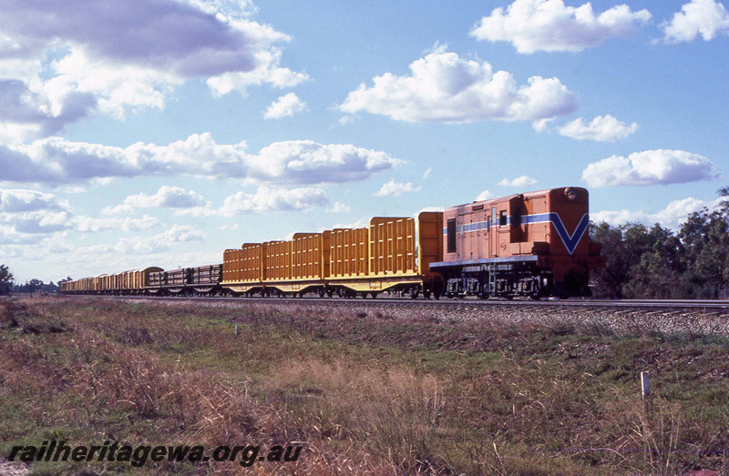 P23234
Y class 1117on goods train from Leighton, at South Guildford, ER line, side and end view
