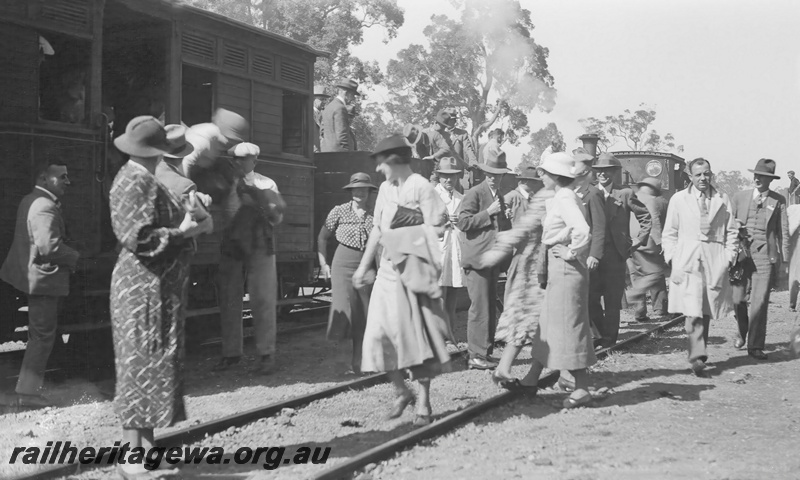 P23239
Institute of Australasian Engineers South West Tour - trip  on SSM Pemberton Mill train. Photo shows passengers alighting from mill train.  PP line.   
