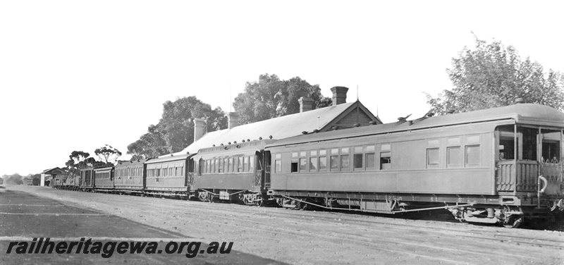 P23242
WAGR CCE Inspection Tour of MRWA. Train at Watheroo. MR line.
