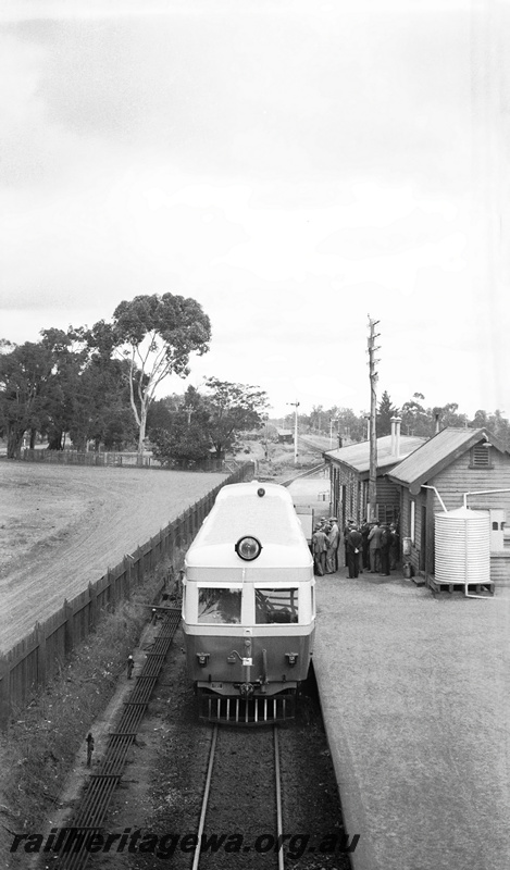 P23253
ADE class railcar at Armadale. Taken from footbridge shows station buildings. SWR line
