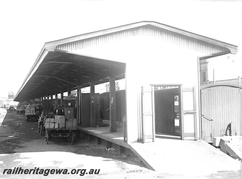 P23261
Goods shed Milligan Street Perth, loading and  unloading goods. ER line
