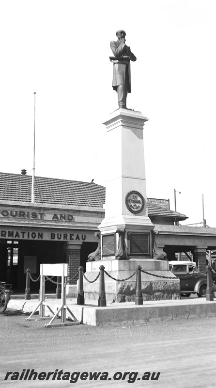 P23264
C Y O'Connor statue Fremantle. ER line, see also P21922
