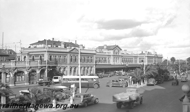 P23266
Perth Railway station Wellington Street, looking east. Scarborough Bus Service bus in foreground. ER line.
