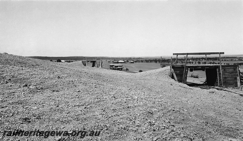 P23286
Hulongine - railway construction showing ballast loading ramp and L class ballast wagons. EM line.
