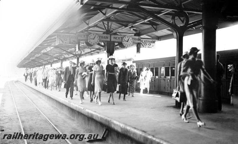 P23314
Perth Station Platform 2 passengers alighting from The Westland Express. ER line
