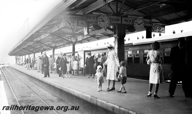 P23315
Perth Station Platform 2 passengers alighting from The Westland Express. ER line
