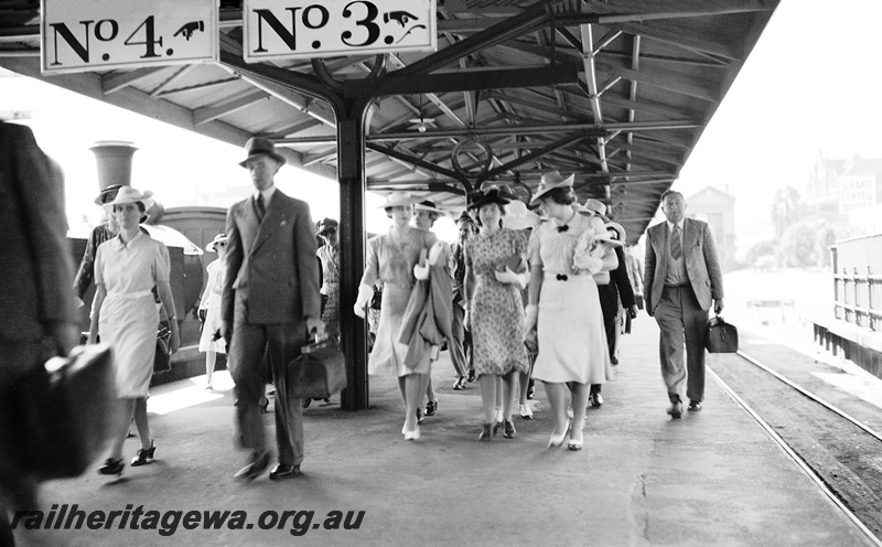 P23317
Perth Station Platform 4 passengers alighting from suburban train hauled by D class locomotive. C Cabin in background. ER line.
