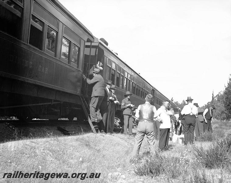 P23318
Sawyers Valley - WAGR ambulance competition  passengers alighting from train. M line.
