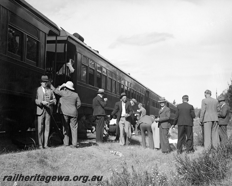 P23322
Sawyers Valley - WAGR ambulance competition passengers alighting from train. M line
