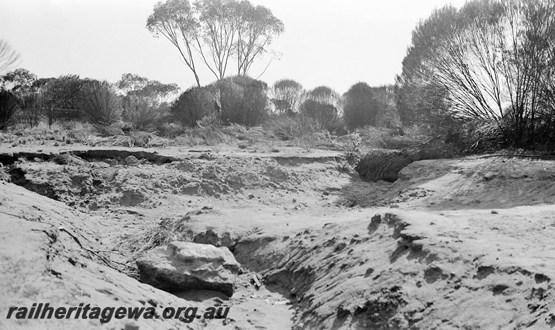 P23337
Koorda water supply - original dam. WLB line.
