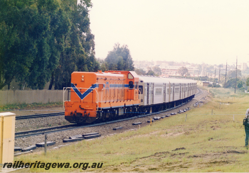 P23354
A class 1504, long hood leading, Queensland suburban carriages, approaching Rivervale, SWR line, view along the train
