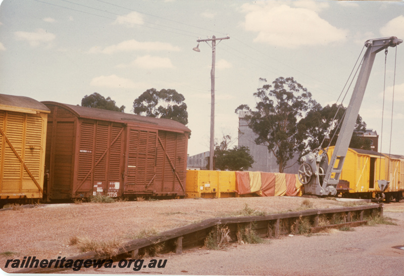 P23358
FD class 13735, R class 1637, loading platform, platform crane, yard light, York, GSR line, view along the wagons
