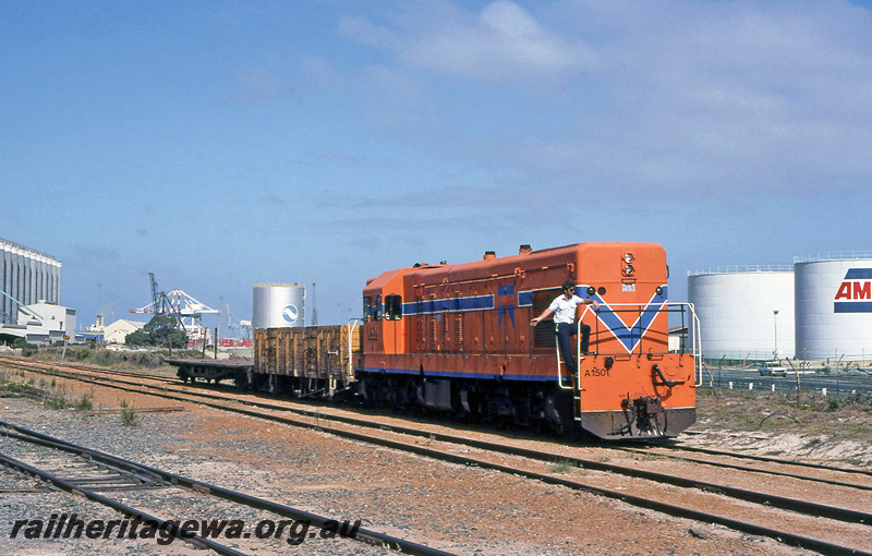 P23380
A class 1501, shunting wagons, oil tanks, port in background, North Fremantle ER line side and end view
