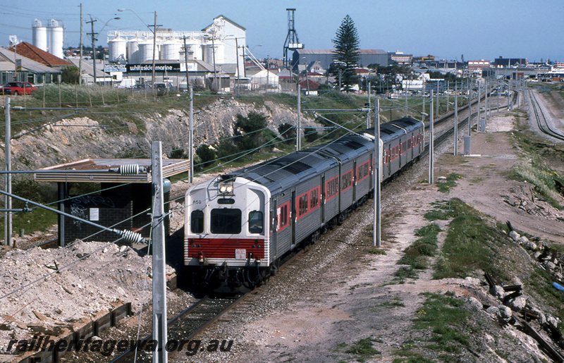 P23393
ADG class 858, ADL class 808, on 4 car DMU set, platform covered with soil, station building, overhead wires, silos, Leighton, ER line, end and side view
