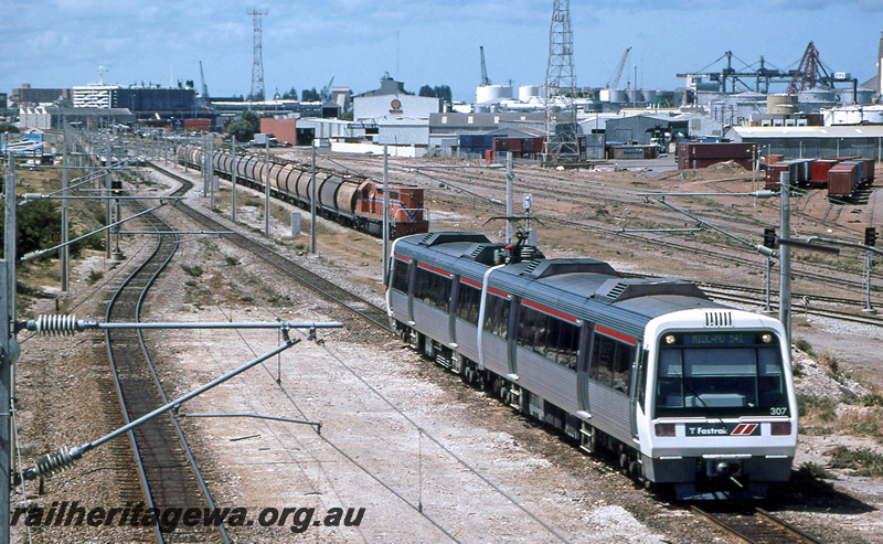 P23410
AEB class 307, AEA class 207, EMU set 07, diesel hauled goods train, port in background, Leighton, ER line, side and end view
