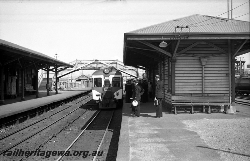 P23412
ADG class railcar, platforms, station buildings, pedestrian overhead bridge, sailors, North Fremantle, ER line, end view
