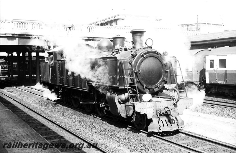 P23414
DD class 592, passenger carriage (part), overhead road bridge, platform edge, Perth city station, ER line, side and front view
