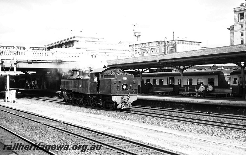 P23423
DD class 594, carriages, platforms, passengers, canopy, station buildings, overhead road bridge, Perth station, ER line, signals, side and rear view
